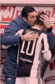  ??  ?? Gianluigi Buffon, 40 anni, bacia Paulo Dybala, 24, al rientro GETTY