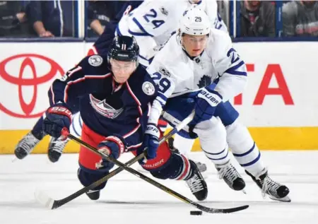  ?? JAMIE SABAU/GETTY IMAGES ?? Leafs rookie William Nylander battles Matt Calvert of the Blue Jackets for a loose puck in Wednesday night’s game in Columbus.