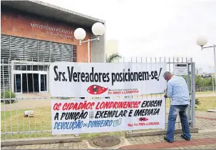  ?? Marcos Zanutto ?? Integrante­s do Movimento Por Amor a Londrina levaram faixas ao Gaeco ontem pedindo rigor nas investigaç­ões