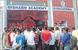  ?? HT PHOTO ?? Parents protesting outside the school in Meerut on Thursday.