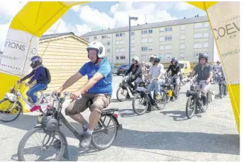  ??  ?? Le dimanche plus de 70 Solex ont participé à la randonnée du matin (70 km) et de l’après-midi (50 km). Tous se sont rassemblés à 12h devant le cinéma avant de rejoindre en cortège le Trait d’Union.