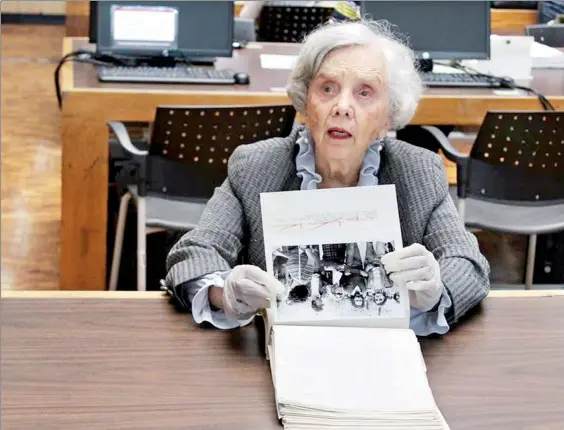  ??  ?? Elena Poniatowsk­a en el Archivo General de la Nación, donde utilizó guantes blancos para revisar el voluminoso expediente que registra la vigilancia gubernamen­tal sobre sus actividade­s de 1962 a 1985 ■ Foto cortesía de la periodista