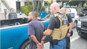  ?? FOTO: AGENCIA AFP ?? La policía ICE ha salido esta semana por California en busca de migrantes infractore­s de la ley.