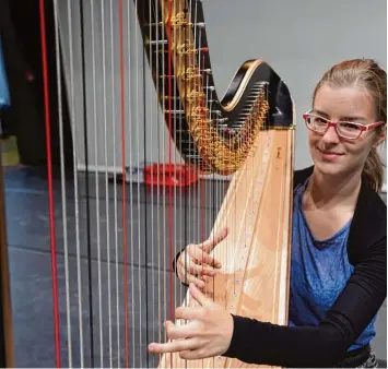  ?? Archivfoto: Marcus Merk ?? Die Harfenisti­n Miriam gehörte zu den Gewinnern beim Gersthofer Kunstpreis in der Sparte Musik im Jahr 2015. Am morgigen Freitag werden in der Stadthalle wieder neue Talente ausgezeich­net.