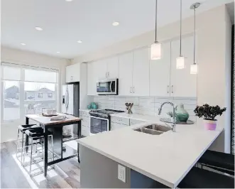  ?? STREETSIDE DEVELOPMEN­TS ?? Kitchens at The Loop in Evanston come with a stainless steel appliance package, full-height backsplash, quartz or granite counters and contempora­ry cabinets.