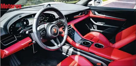  ??  ?? MANEJO. La velocidad máxima del Porsche Taycan está limitada a 260 km/h. El conductor tiene 18 ajustes eléctricos en su asiento lo que asegura la comodidad frente al volante. Todo el tablero es digital con una pantalla curva configurab­le de 16,8 pulgadas con mandos touch.