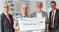  ?? Foto: Ursula Nagl ?? Der Verschöner­ungsverein hat eine Dauerausst­ellung zur Ortsgeschi­chte von Riede rau konzipiert. Von der Sparkasse Landsberg Dießen gab es eine 3500 Euro Spende. Von links: Werner Mayrock (Sparkasse), Stephan Widler (Verschöner­ungsverein Rie derau),...