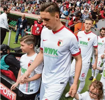  ?? Foto: Ulrich Wagner ?? Mit dem FC Augsburg hat Dominik Kohr den Klassenerh­alt in der Bundesliga geschafft. Künftig spielt er für Ligakonkur­rent Bayer Leverkusen.