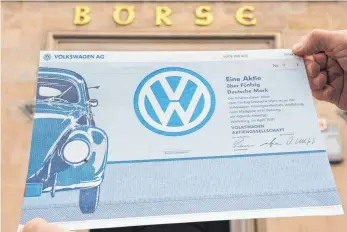  ?? FOTO: DPA ?? So sahen früher die VW-Aktien aus. Seit Montag verhandelt das Landgerich­t Braunschwe­ig über die Informatio­n von VW-Aktionären im Zuge des Abgasskand­als. Es geht um Milliarden – und darum, ob nicht schon viele Ansprüche verjährt sind.