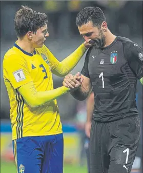  ?? FOTO: GYI ?? LIndelöf intenta consolar a Buffon El meta italiano se despidió entre lágrimas