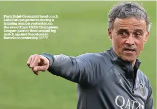  ?? (AFP) ?? Paris Saint-Germain’s head coach Luis Enrique gestures during a training session yesterday, on the eve of their UEFA Champions League quarter-final second leg match against Barcelona in Barcelona yesterday.