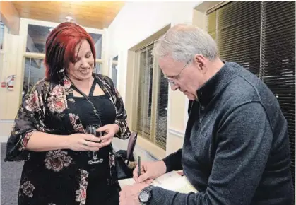  ?? DAVE JOHNSON THE WELLAND TRIBUNE ?? Andrea Birrell, great niece of former Boston Bruins and Toronto Maple Leafs goalie Don Simmons, talks with Ken Dryden.