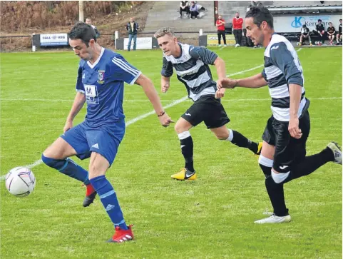  ??  ?? Downfield (black and white) lost to Tranent last Saturday. The Spiders visit Fauldhouse tomorrow.