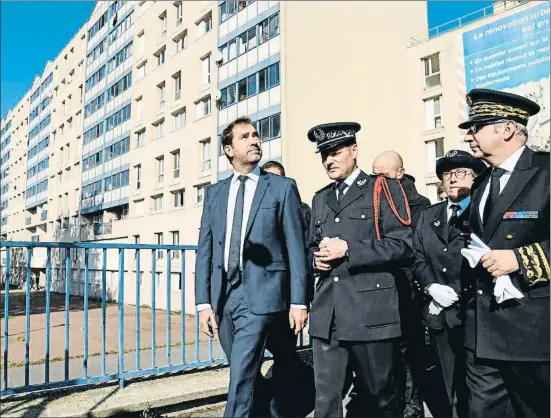  ?? BERTRAND GUAY / AFP ?? El ministro francés del Interior, Christophe Castaner, acompañado de mandos de la policía, durante una visita a Champigny-sur-Marne