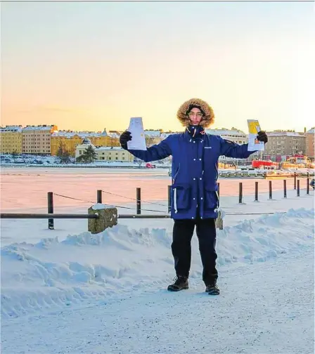  ??  ?? Antonio López, de 34 años, posa para LA RAZÓN en una de las céntricas calles de Helsinki