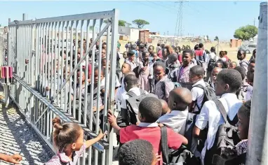  ?? PICTURE: PHANDO JIKELO ?? PROTEST: Primary school pupils at Solomon Qatyana School in Strand and parents are demanding better conditions at the school.