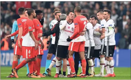  ?? (Photos AFP et epa/maxppp) ?? Une fin de match houleuse entre les deux équipes dans une enceinte bouillante. Monaco a souffert en Turquie mais garde encore un infime espoir de se qualifier pour les huitièmes de finale de la Ligue des champions.