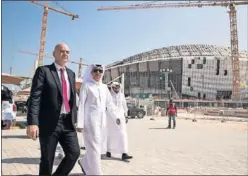  ??  ?? DIPLOMACIA. Infantino revisa las obras de Qatar 2022..