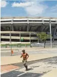  ?? Foto: dpa ?? Leer und verlassen: Das berühmtest­e Stadion der Welt – das Maracanã in Rio de Janeiro.