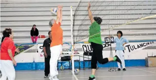  ?? JOSÉ RIVEROS ?? cachibol, antes de la pandemia, en el gimnasio de usos múltiples de la Unidad Deportiva Javier Rojo Gómez