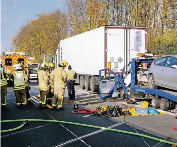  ?? RP-FOTO: ACHIM BLAZY ?? Der Autotransp­orter krachte frontal ins Heck eines stehenden Lastwagens. Der Fahrer stirbt, sein Beifahrer wird mit schwersten Verletzung­en aus dem Wrack befreit und in ein Krankennha­us gebracht.