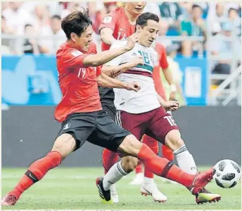  ?? FOTO: EFE ?? Guardado, en su partido de ayer ante Corea del Sur El líder y capitán de México está brillando en Rusia