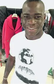  ??  ?? Il selfie Mario Balotelli indossa la maglietta che sarà distribuit­a al raduno in programma sabato