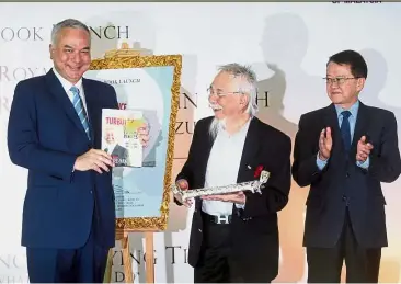  ??  ?? Valuable guide: Sultan Nazrin holding a copy of the book while Prof Lin and Cheah look on.