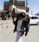  ?? FOTO: EPA YAHYA ARHAB ?? BLOCKAD. En jemenitisk pojke bär på en tom gasflaska i Sanaa i Jemen. Köerna ringlar långa till bensinstat­ionerna, där priset på bränsle har stigit med 60 procent det senaste dygnet.