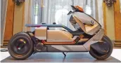  ??  ?? Die elektrisch betriebene Studie Concept Link mit Internetan­schluss ist eine Mischung aus Motorrad und Motorrolle­r.