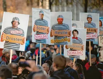  ?? Foto: Sebastian Kahnert, dpa ?? Tausende von Kritikern der Corona‰Hygienemaß­nahmen zogen am Samstag durch Leipzig.