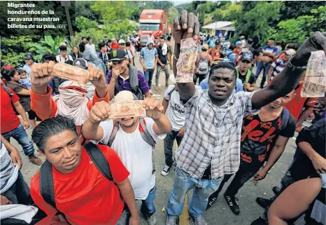  ?? /EFE ?? Migrantes hondureños de la caravana muestran billetes de su país.