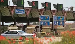  ??  ?? Eine Mautstatio­n der Firma Abertis an der Autopista AP-68 in Spanien. Der Betreiber ist zu einem Übernahmek­andidaten geworden.