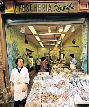  ?? FOTOS (2): STEPHAN BRÜNJES ?? Die Fischhandl­ung Brunelli liegt in dem Viertel Bolognas, in dem üblicherwe­ise viele Zutaten für die Kochkurse gekauft werden.