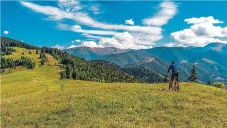  ?? FOTO SHUTTERSTO­CK ?? Hřebeny Nízkých Tater jsou atraktivní jak pro turisty, tak pro cyklisty