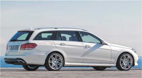  ?? FOTO: DAIMLER AG ?? Hingucker: der neue Kombi der Mercedes E-Klasse, der nicht nur Ästheten zum tiefen Griff in die Tasche zwingt.