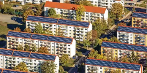  ?? FOTO: IMAGEBROKE­R.COM / HANS BLOSSEY ?? Laut Bundesregi­erung liegt die Nutzung von Solaranlag­en in Städten hinter den Erwartunge­n. Woran liegt das?