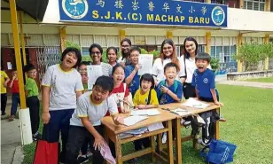  ??  ?? Pupils attending a workshop conducted by UTAR at SJK(C) Machap Baru in Melaka.