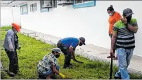  ?? CORTESÍA ?? Tarea. Padres de familia trabajan cortando la maleza en las escuelas.