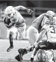  ?? Tom Reel / Staff photograph­er ?? Texas running back Roschon Johnson, left, and his teammates will try to beat Oklahoma for the second straight year.