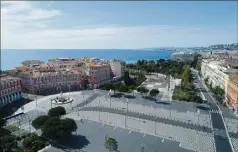  ??  ?? Cette photo a été prise le  mars. Un an après, allons-nous revoir cette place Masséna désertée où seul le silence régnait ?