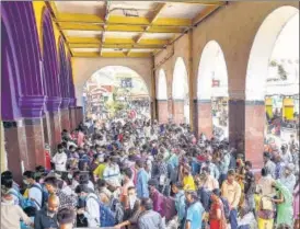  ??  ?? Passengers rush to enter the Howrah station to board a special train for New Delhi on Wednesday
PTI