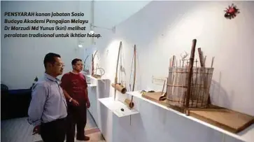  ??  ?? Terdapat kira-kira 13 jenis jebak burung puyuh dipamerkan dan ia antara koleksi antik Muzium Negara serta milik peribadi
pengumpul barangan antik, Datin Azlina
Yunus PENSYARAH kanan Jabatan Sosio Budaya Akademi Pengajian Melayu Dr Marzudi Md Yunus...