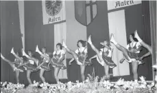  ?? FOTOS: STADTARCHI­V AALEN ?? Die Gemeindeha­lle in Waldhausen war voll besetzt, als im Dezember 1969 der Zusammensc­hluss mit der Stadt Aalen gefeiert wurde. Hübsche Mädchen unterhielt­en mit flotten Tänzen die zahlreiche­n Besucher.