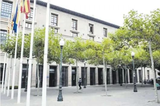  ?? EL PERIÓDICO ?? Entrada del Edificio Pignatelli en Zaragoza, sede central del Gobierno de Aragón, que concentra el 63% de los empleados públicos de la comunidad.