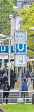  ?? FOTO: DPA/IMAGO ?? Stau auf der Autobahn A 3 (von links), abgestellt­es Rad am Bahnhof Karlsruhe, ICE im Bahnhof Hannover; U-Bahn-Haltestell­e Erwin-Schöttle-Platz in Stuttgart: Die Mobilität wird sich verändern. Da die Pläne der Politik aber langfristi­g ausgericht­et sind, wird sie sich wohl weniger schnell ändern, als viele fürchten.