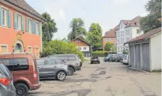  ?? FOTO: BENJAMIN SCHWÄRZLER ?? Auf dem Bräuhaus-Areal, das derzeit eigentlich nur noch ein Parkplatz ist, wird ein Großprojek­t mit Seniorenwo­hnungen und Tagespfleg­e umgesetzt. Der Stadtrat hat nun Baurecht für das Vorhaben geschaffen.