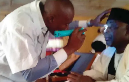  ??  ?? Doctor conducting test on patient with eye problem in Sokoto