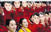  ??  ?? Verkleidun­g: Mit Masken vor den Gesichtern beim DamenEisho­ckeyMatch Korea gegen Schweiz