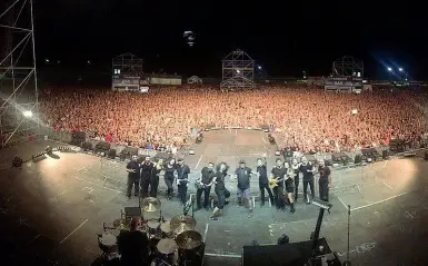  ??  ?? Da sapere
A destra Caparezza che sarà sul palco di Follonica il 17 sera nell’ambito del Follonica Summer Festival quest’anno alla sua seconda edizione sotto la regia di Paolo Ruffini. Un cartellone che dà spazio a musical, star della musica pop-rock,...